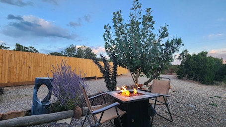 Enceinte de l’hébergement. 35' RV- Glamping |Firepit |Private| 15min to Plaza
