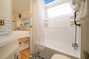 Bathtub, hair dryer, towels - 35' RV- Glamping |Firepit |Private| 15min to Plaza (Santa Fe)