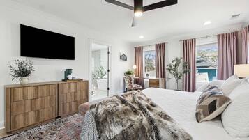 6 bedrooms, desk, iron/ironing board, travel crib