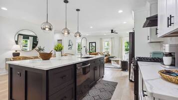 冷蔵庫、電子レンジ、オーブン、コンロ