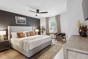 6 habitaciones, escritorio y tabla de planchar con plancha