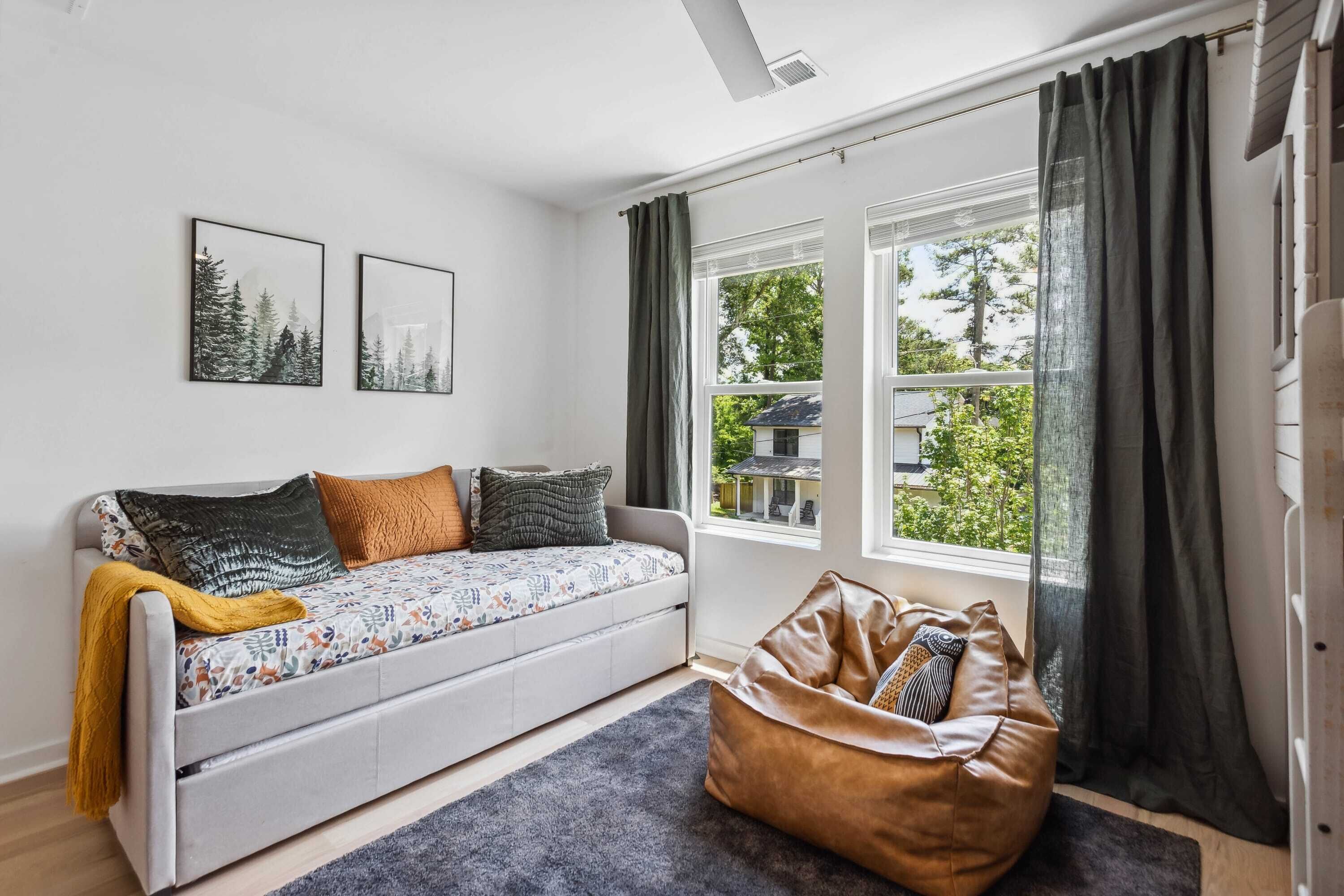 Una Smart TV, un futbolín, una oficina