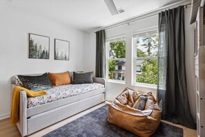 テレビ、テーブルサッカー台、書斎 / ワークスペース