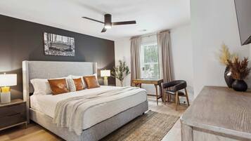 6 slaapkamers, een bureau, een strijkplank/strijkijzer, reisbedje