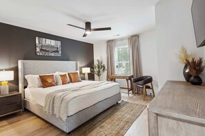 6 slaapkamers, een bureau, een strijkplank/strijkijzer, reisbedje