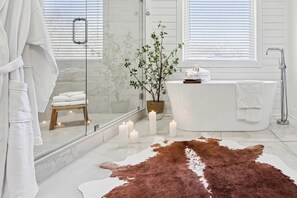Badkar, hårtork, handdukar och schampo