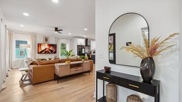 テレビ、テーブルサッカー台、書斎 / ワークスペース