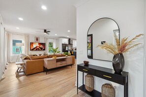 テレビ、テーブルサッカー台、書斎 / ワークスペース