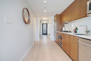 Réfrigérateur, four à micro-ondes, un four, surface de cuisson