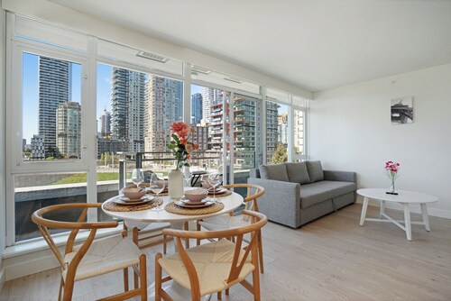 Yaletown Condo: Modern 1BR+Den | Air Conditioning | Free Parking | Seawall