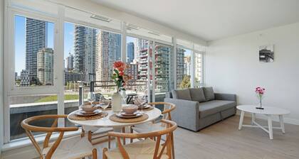 Yaletown Condo: Modern 1BR+Den | Air Conditioning | Free Parking | Seawall