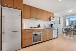 Réfrigérateur, four à micro-ondes, un four, surface de cuisson