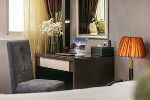 Premium bedding, pillow-top beds, minibar, in-room safe - Hanoi La Palm Premier Hotel&Spa (Hanoi)