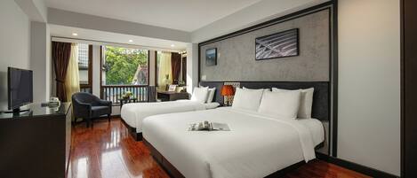 Familien-Vierbettzimmer, Stadtblick | Hochwertige Bettwaren, Pillowtop-Betten, Minibar, Zimmersafe