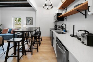 Fridge, microwave, oven, stovetop - Spacious and Modern 3BR near Downtown/Walnut Hills (Cincinnati)