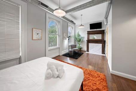 2 bedrooms, desk, iron/ironing board, free WiFi. City Escape 2BR Steps to TQL | OTR | Downtown