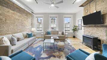 Een smart-tv en een open haard