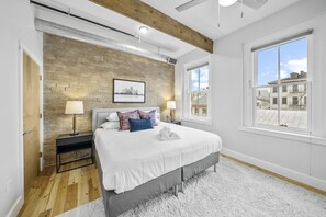 5 bedrooms, desk, iron/ironing board, free WiFi - Huge Retreat| Rooftop Deck| Stay At Findlay Market (Cincinnati)