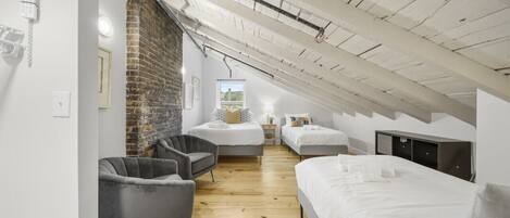 5 slaapkamers, een bureau, een strijkplank/strijkijzer, gratis wifi