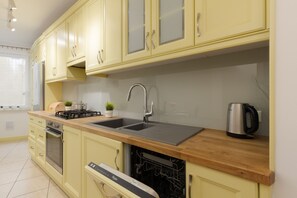 Departamento, 1 habitación, balcón | Cocina privada | Parrilla de estufa, lavavajillas y tetera eléctrica 