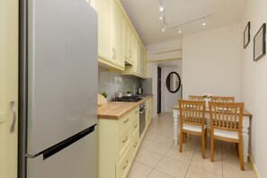 Departamento, 1 habitación, balcón | Cocina privada | Parrilla de estufa, lavavajillas y tetera eléctrica 