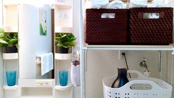 Basic Apartment | Bathroom