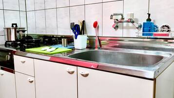 Appartamento Basic | Cucina privata | Frigorifero, microonde, piano cottura, bollitore elettrico