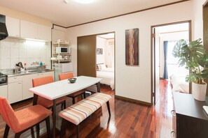 基本公寓 | 起居區 | 19-吋平面電視，提供衛星頻道