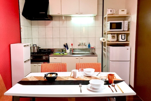 Apartament bàsic | Sala d'estar | Televisor de pantalla plana de 19 polzades amb canals per satèl·lit