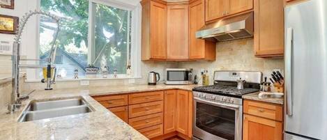 Geladeira, micro-ondas, fogão, cooktop