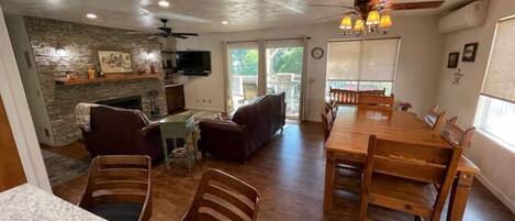 Een televisie, een open haard, tafelvoetbal en een kantoor