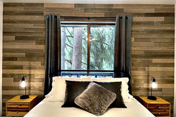 4 slaapkamers, een bureau, een strijkplank/strijkijzer, reisbedje