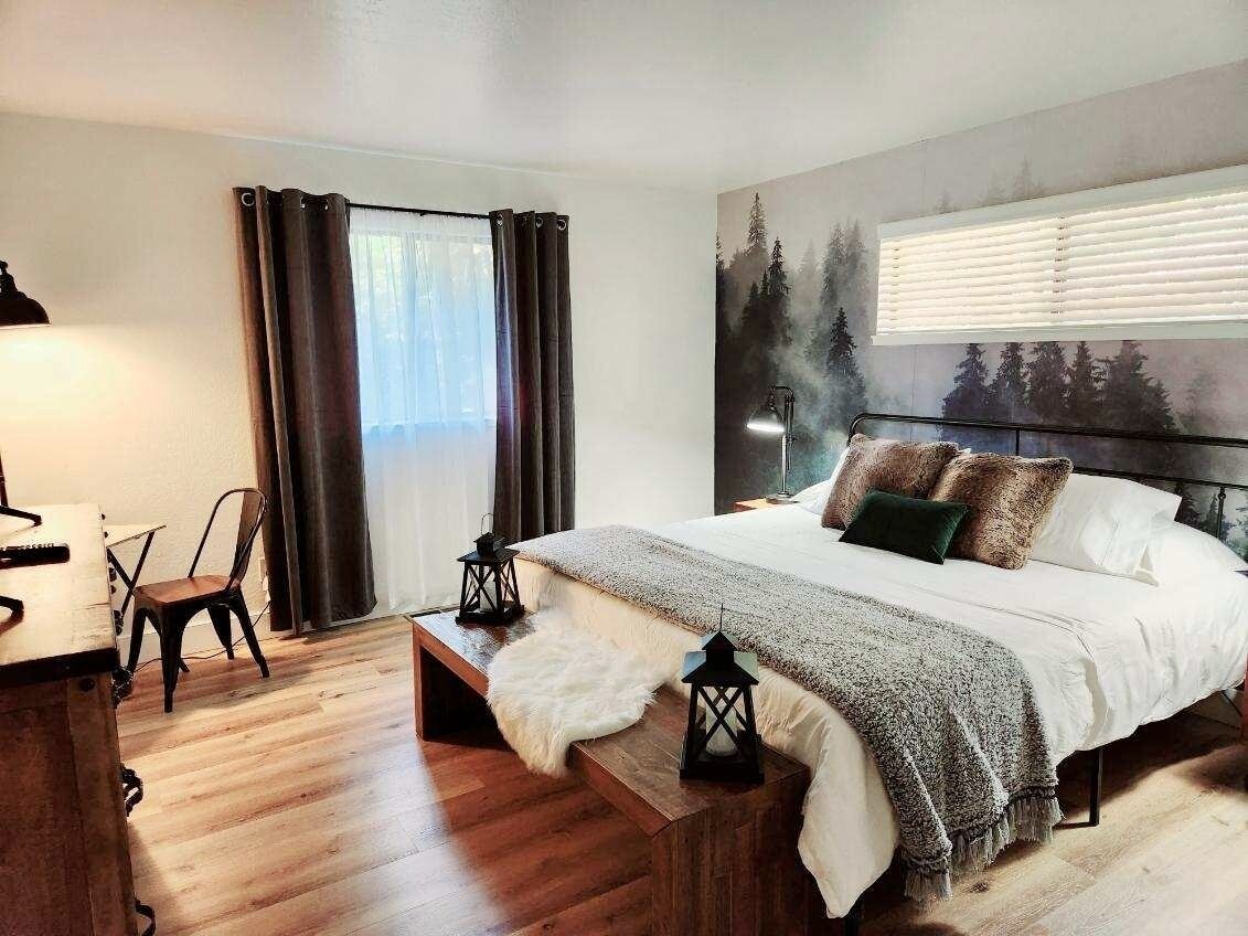 4 bedrooms, desk, iron/ironing board, travel crib