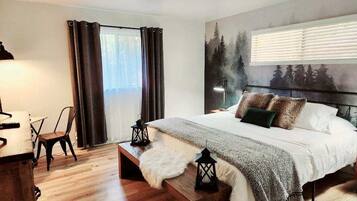 4 habitaciones, escritorio y tabla de planchar con plancha