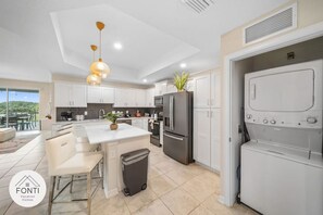 ثلاجة، ميكروويف، فرن، موقد طهي مسطح