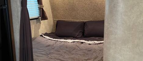 1 bedroom, bed sheets