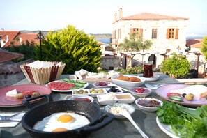 Free daily local cuisine breakfast 