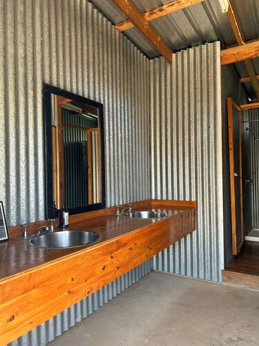 Large Wappan Bonnie Doon farmstay on Lake Eildon near Mansfield/Mt Buller. 18ppl