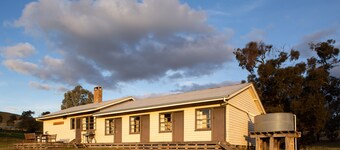 Large Bonnie Doon Accommodation farm retreat on Lake Eildon near Mansfield.