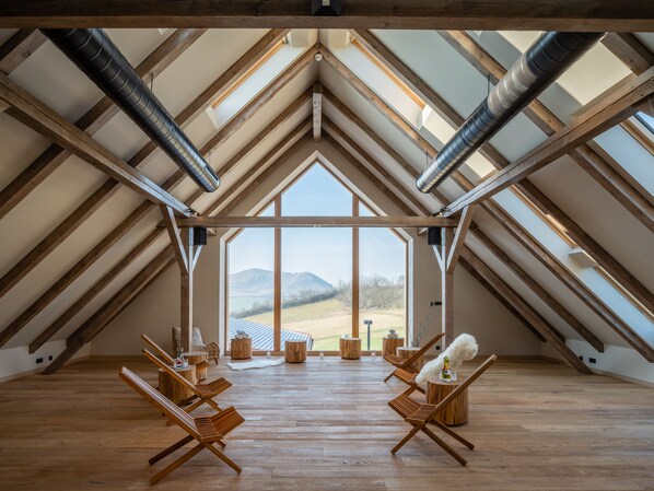 Sauna, bain à remous, soins corporels, enveloppements corporels