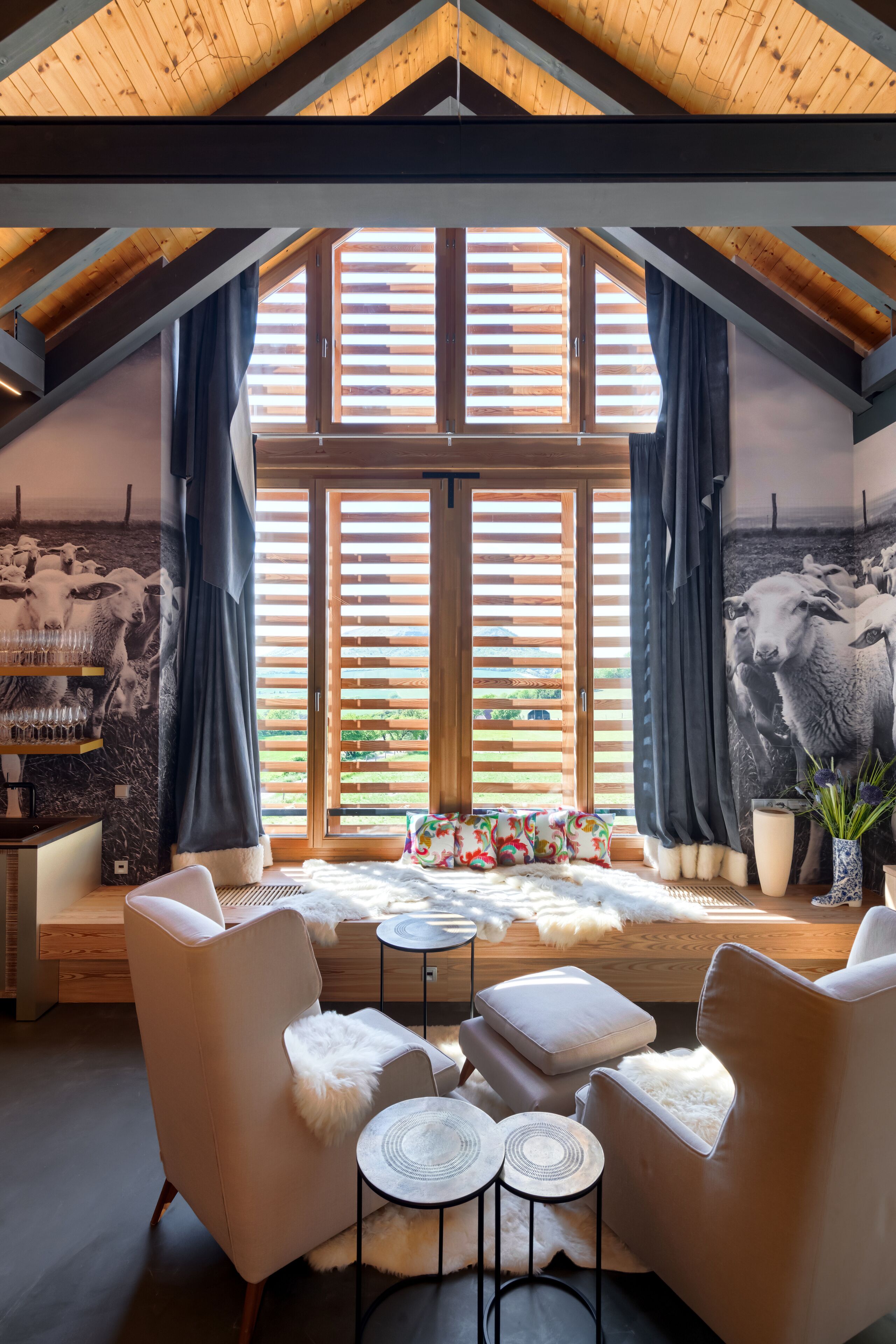 Suite presidencial, vista a la colina | Ropa de cama hipoalergénica, minibar y decoración personalizada 