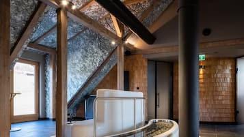 Een sauna, een bubbelbad, lichaamsbehandelingen, body wraps, body scrubs