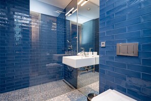Deluxe-Suite | Badezimmer | Dusche, kostenlose Toilettenartikel, Haartrockner, Bademäntel