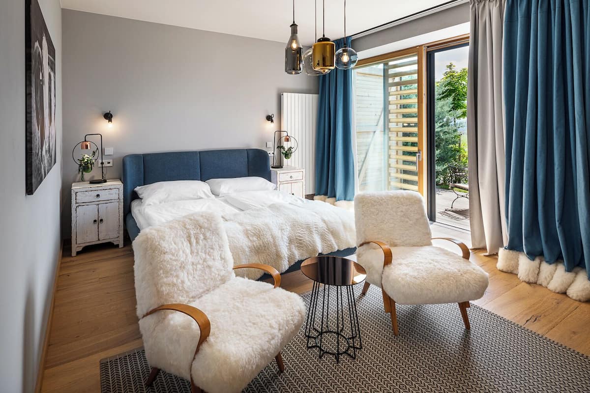 Suite estudio, patio | Ropa de cama hipoalergénica, minibar y espacio para trabajar con laptop 