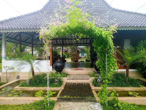 This 3-star hotel offers room service and a concierge service. 