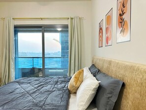 1 bedroom, desk, iron/ironing board, WiFi - Holiday Home in Dubai Marina, Sky View Studio near to Metro, Easy Beach Access. (Dubai)