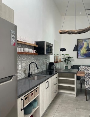 Kühlschrank, Mikrowelle, Herdplatte, Wasserkocher mit Kaffee-/Teezubehör