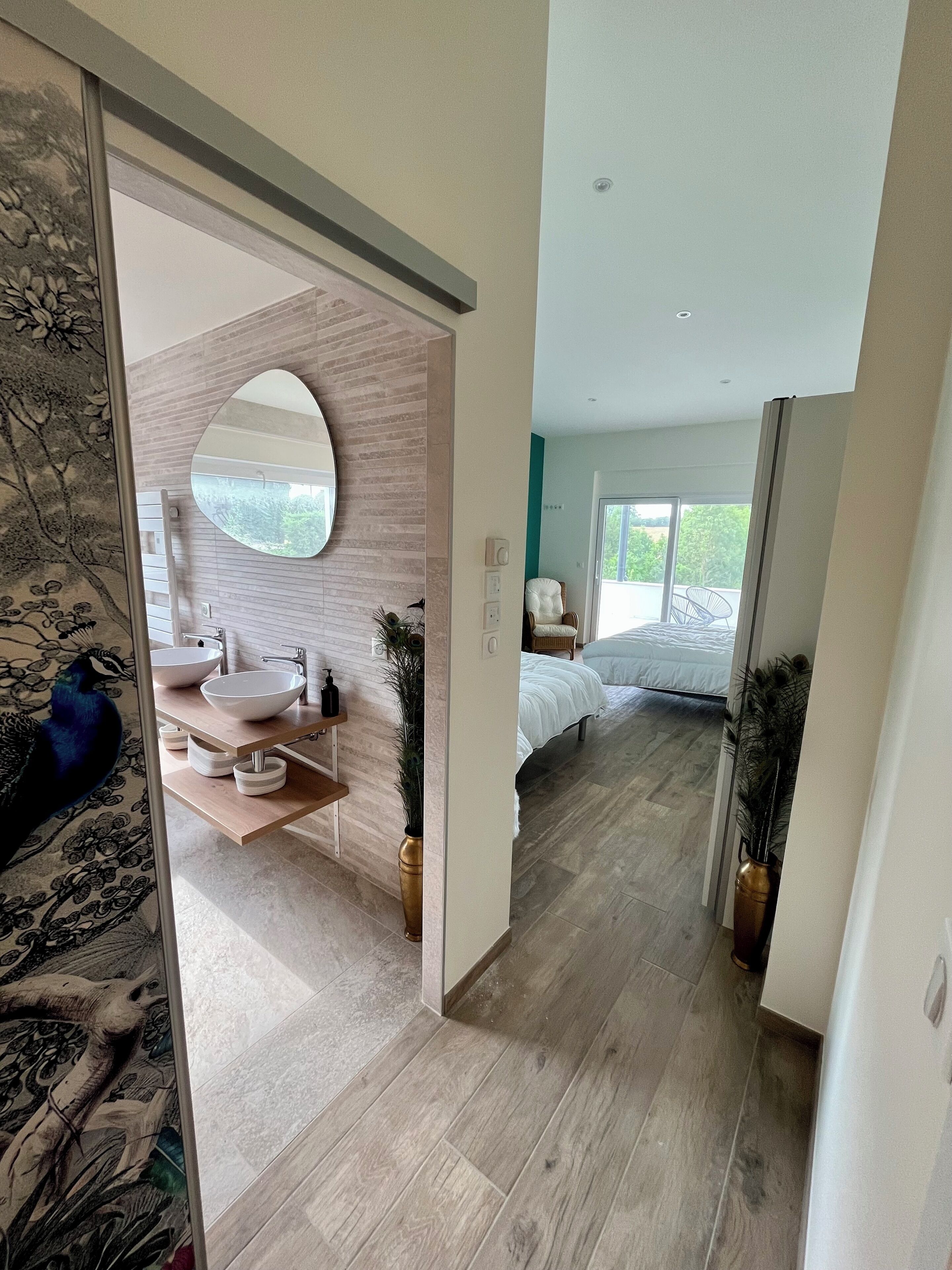 4 habitaciones, tabla de planchar con plancha y cuna de viaje 