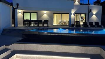 Een buitenzwembad en een verwarmd zwembad