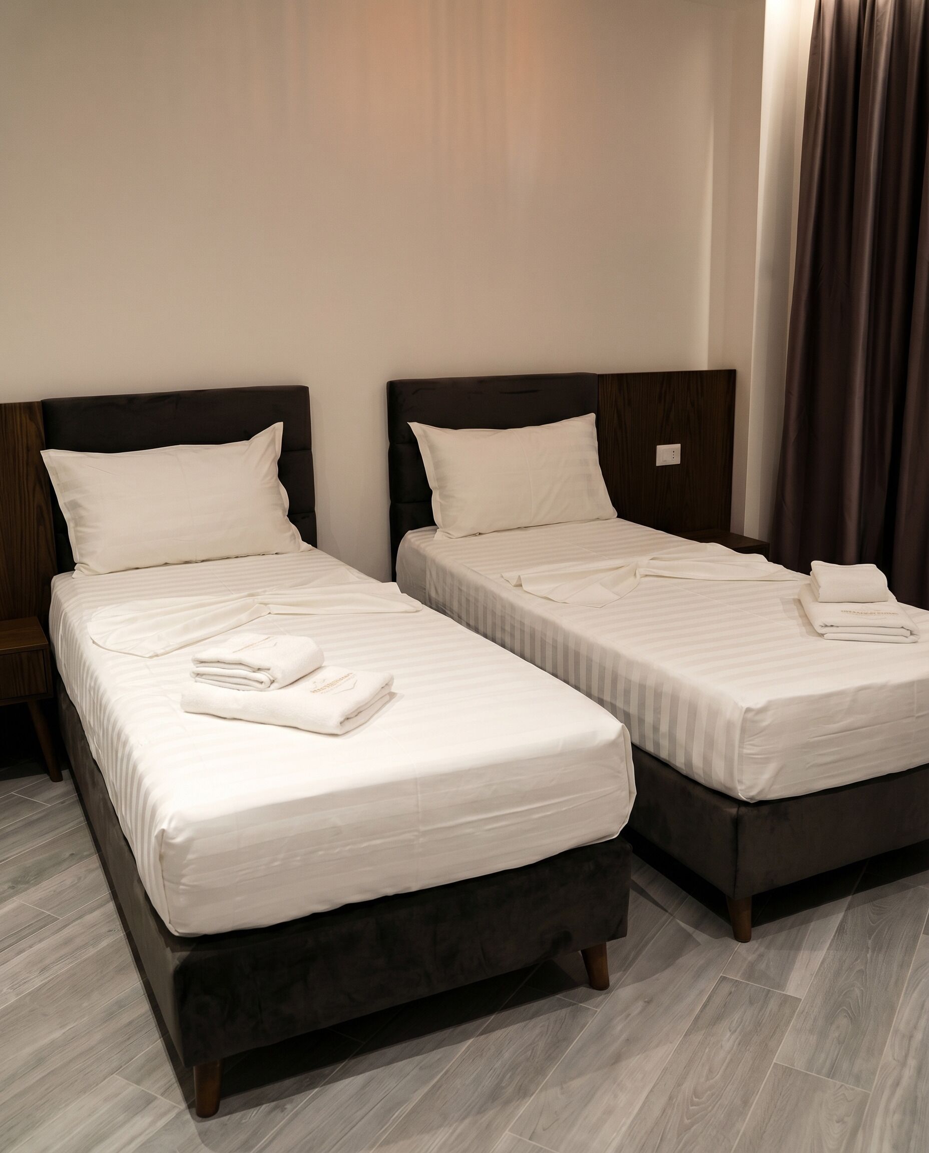 Quarto duplo júnior | Escrivaninha, espaço de trabalho para notebook, Wi-Fi de cortesia